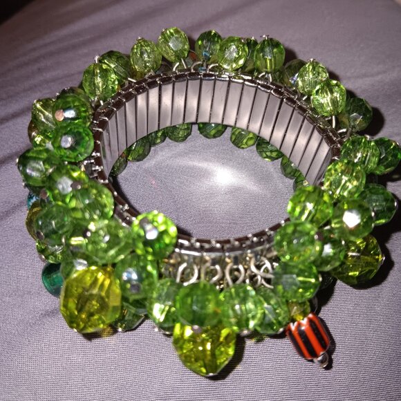 VINTAGE SILVER TONE GREEN GLASS LUCITE PEARL BEAD CLUSTER EXPANDABLE BRACELET - Picture 2 of 2